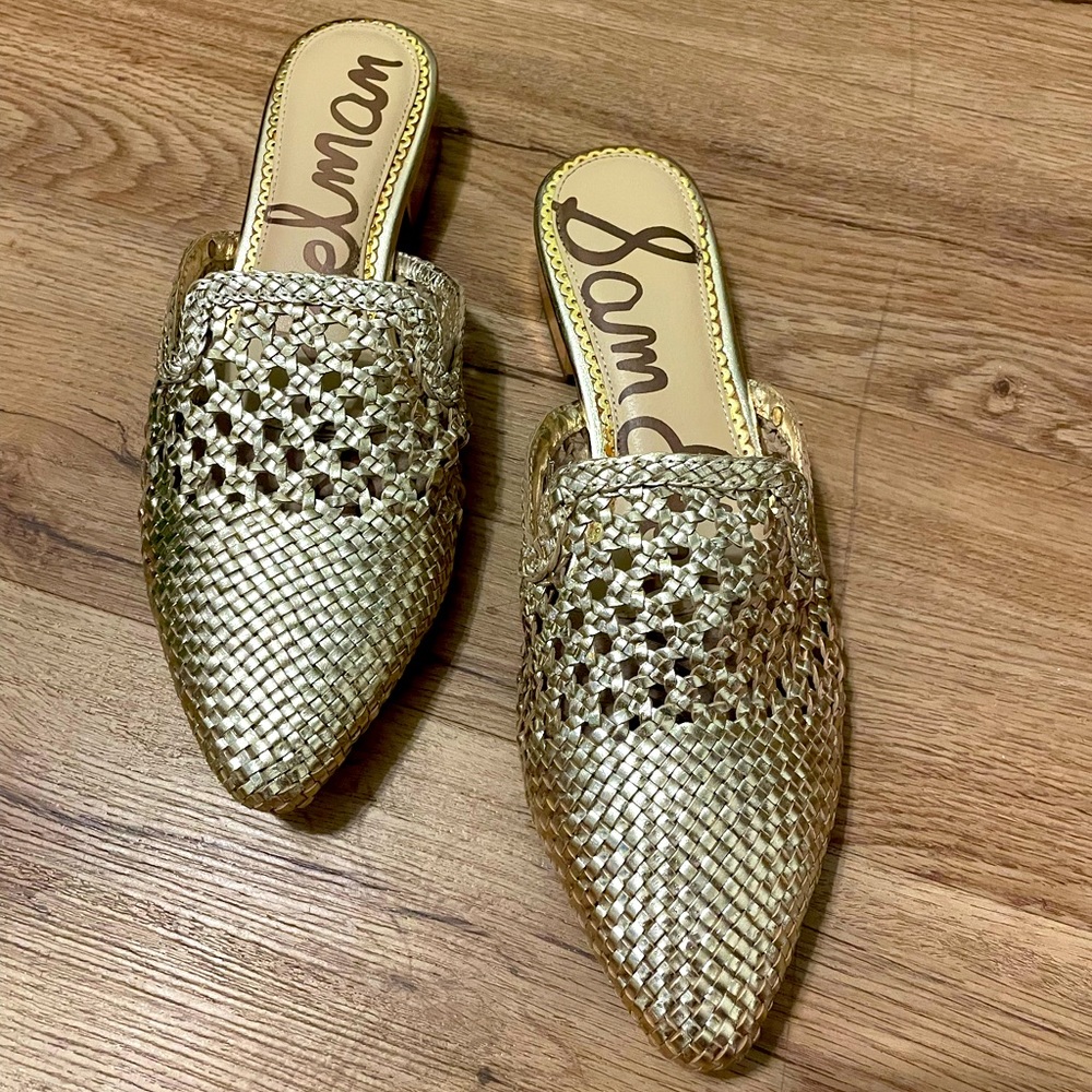 - Super cute gold flats